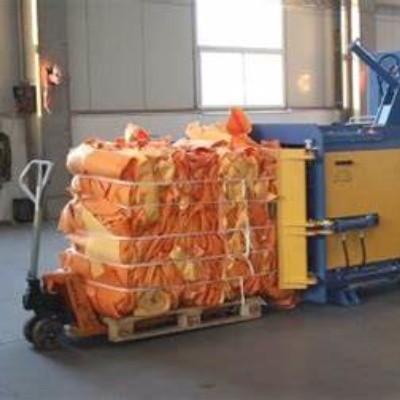 繊維リサイクル業界におけるホットメルトストラップ